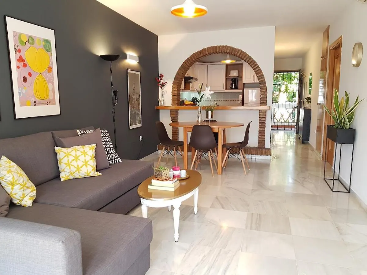 Peaceful 1Br Getaway - Walk To Beach And Train Benalmádena Apartamento