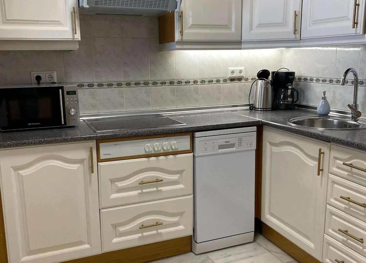 Peaceful 1Br Getaway - Walk To Beach And Train Benalmádena 0*,  España